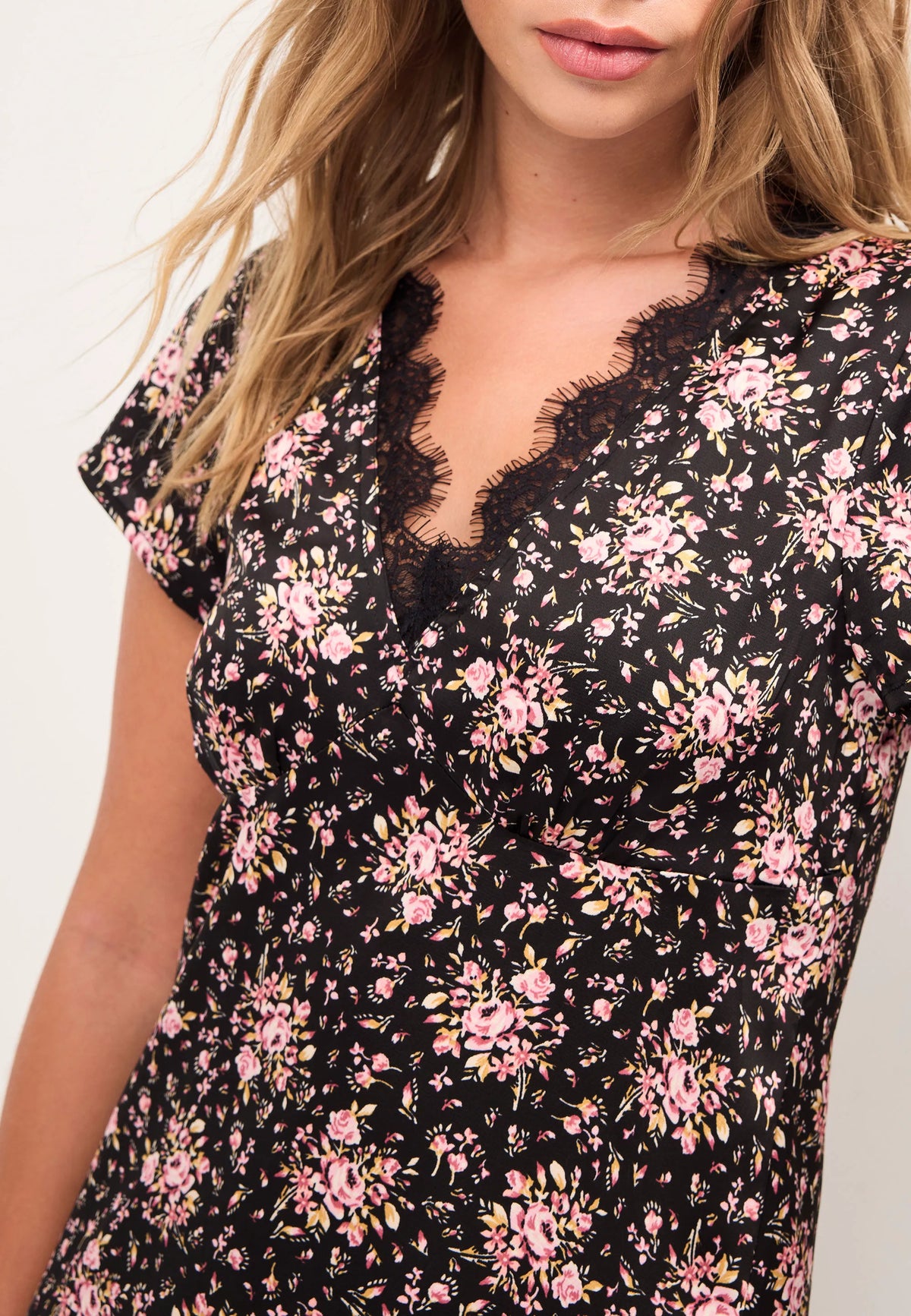Womens Black Floral V-Neck Lace Trim Dress