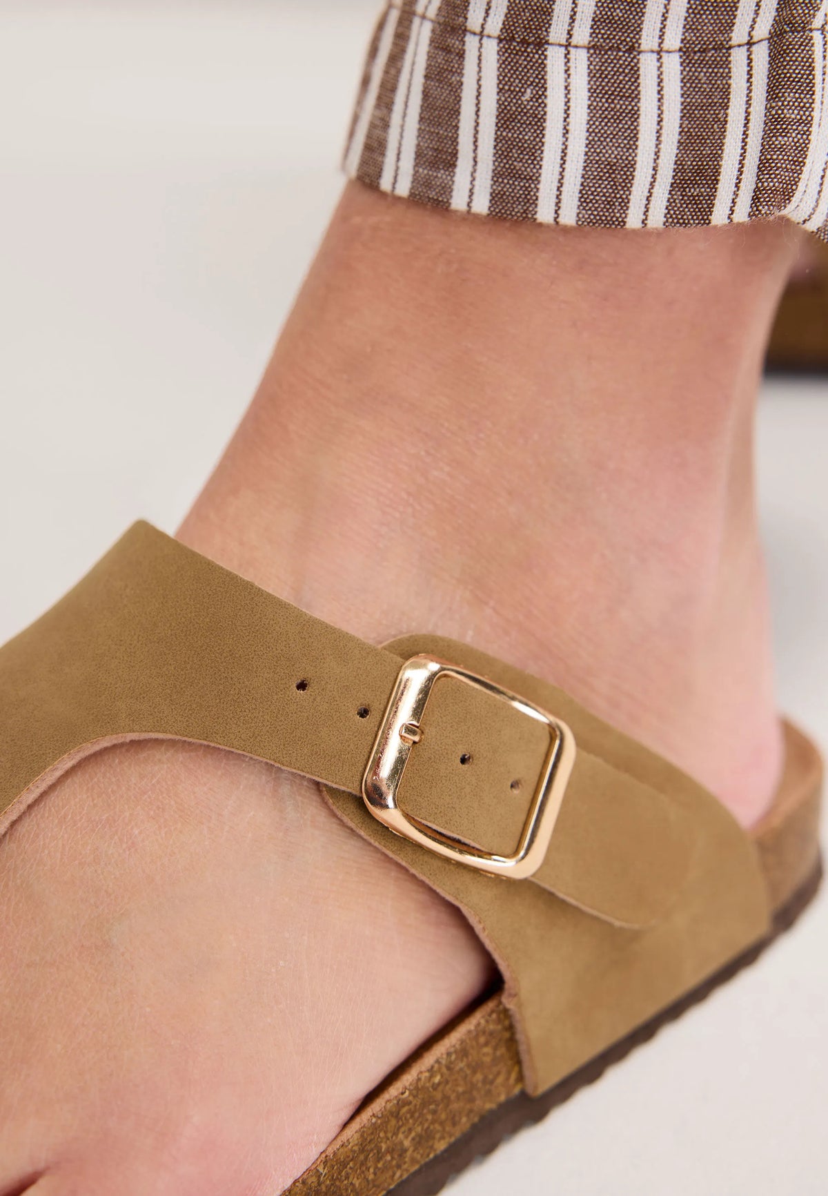 Womens Brown Footbed Toe Post Sandals